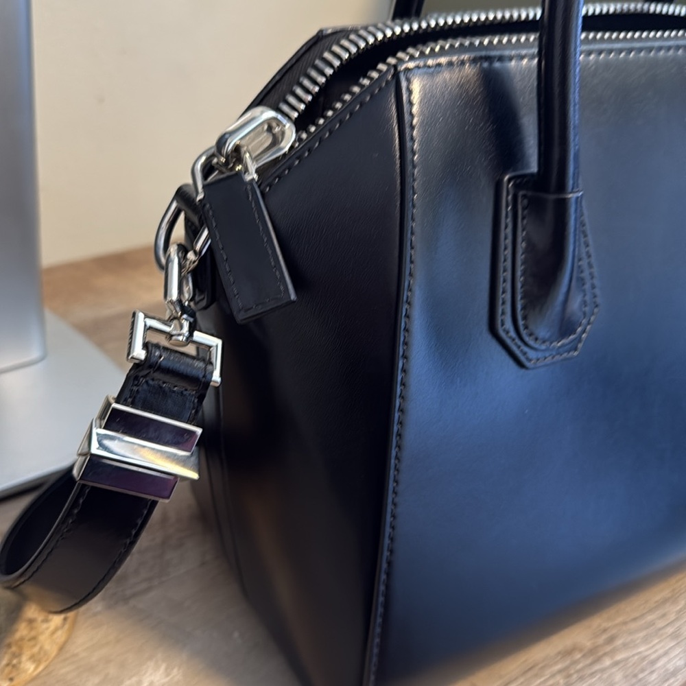Authentic Givenchy Small Antigona Smooth Leather - Picture 5 of 10